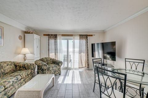 Walk to Pools & Outdoor Bar! Oceanfront PCB Gem Apartment in Lower Grand Lagoon