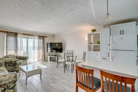 Walk to Pools & Outdoor Bar! Oceanfront PCB Gem Apartment in Lower Grand Lagoon