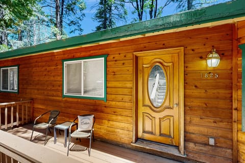 Cozy Cabin w/ Jetted Tub & Dog-Friendly House in Arnold