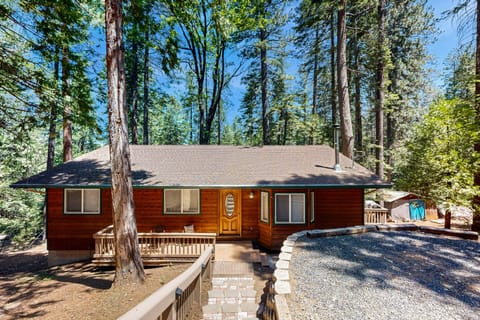 Cozy Cabin w/ Jetted Tub & Dog-Friendly House in Arnold