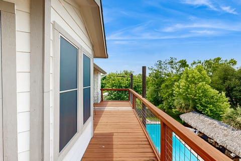 Bacliff Family Getaway w/ Game Room + Private Pool House in Bacliff