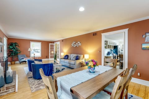 Theater Room! Waterfront Family Haven in Salisbury House in Salisbury