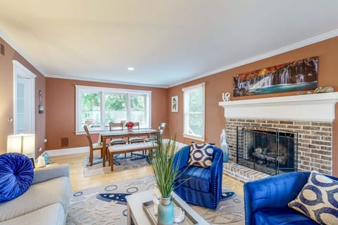 Theater Room! Waterfront Family Haven in Salisbury House in Salisbury