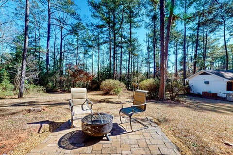 6 Mi to Dtwn: 'Macon Memories' Dog-Friendly Haven House in Macon