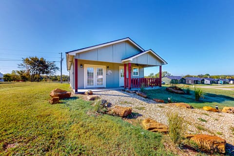 2BR Near Lake Eufaula w/ Fire Pit, Grill, & Porch House in Longtown