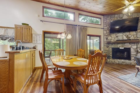 Mtn-View Deck! Maggie Valley Cabin, 8 Mi to Skiing House in Ivy Hill