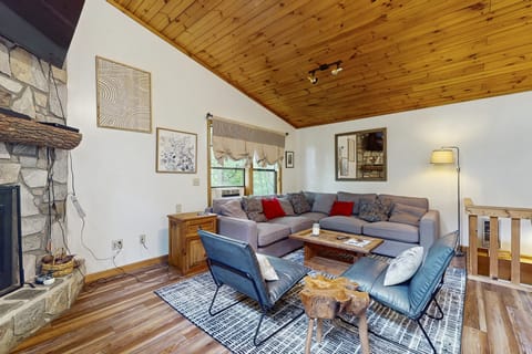 Mtn-View Deck! Maggie Valley Cabin, 8 Mi to Skiing House in Ivy Hill