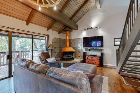 2BR Home w/ Fireplace, Deck & BBQ House in Twain Harte