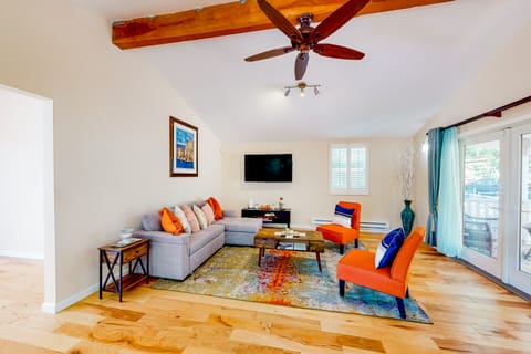 Centrally Located! Dog-Friendly San Rafael Home House in Greenbrae