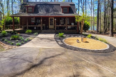 Private Dock & Game Room! Lake Hartwell Retreat House in Lake Hartwell