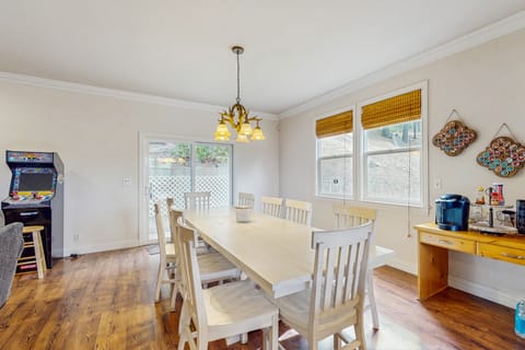 4BR Relaxing Home w/ Sing, Games & Ping-Pong House in Lake Arrowhead