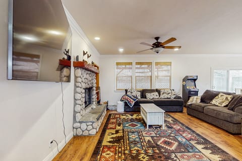 4BR Relaxing Home w/ Sing, Games & Ping-Pong House in Lake Arrowhead