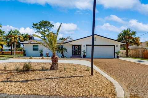 4BR Coastal Home w/ Outdoor Space, Close to Beach House in Okaloosa Island