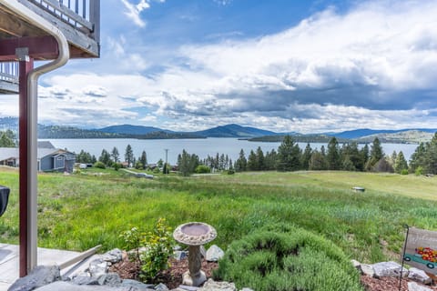 Breathtaking Mtn & Lake Views! Glacier Country Gem House in Flathead Lake