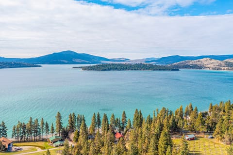 Breathtaking Mtn & Lake Views! Glacier Country Gem House in Flathead Lake