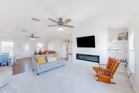 Dog-Friendly Cameron Home w/ Pond + Poolside Patio House in Texas