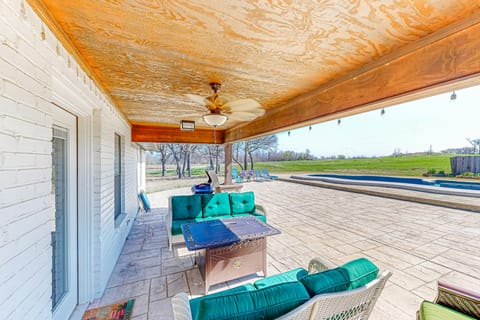 Dog-Friendly Cameron Home w/ Pond + Poolside Patio House in Texas