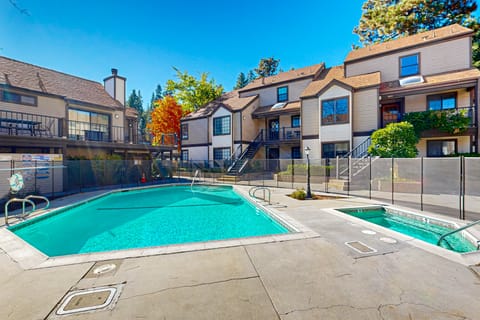 3 BR Lake Condo w/ Shared Pool & Spa Apartment in Lake Arrowhead