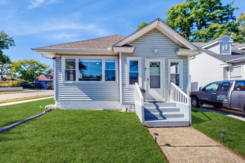 Near Beach! Group-Friendly Michigan City Retreat House in Michigan City