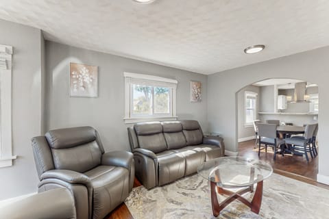 Near Beach! Group-Friendly Michigan City Retreat House in Michigan City