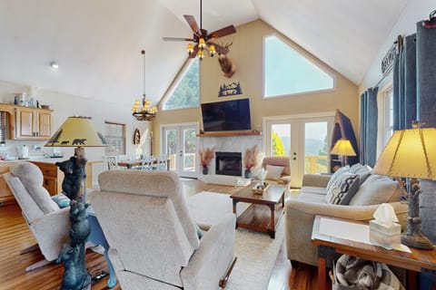 Hot Tub & Stunning Views! Hayesville Retreat House in Tennessee