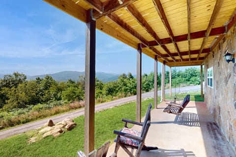 Hot Tub & Stunning Views! Hayesville Retreat House in Tennessee