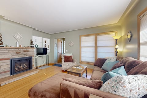 Close to Lake Harriet! Walkable Gem Near Shopping Apartment in Minneapolis