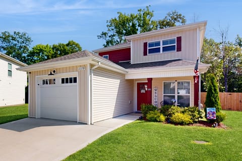 Gateway to Fort Campbell! Home w/ Furnished Deck House in Clarksville