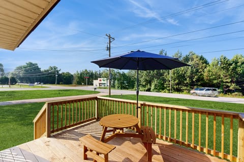 3 Mi to Lake Murray: Dog-Friendly Cabin w/ Deck Apartment in Lake Murray