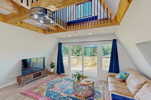 3 Mi to Lake Murray: Dog-Friendly Cabin w/ Deck Apartment in Lake Murray