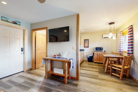 Pet Friendly! Countryside Couples Stay in Illinois House in Kentucky