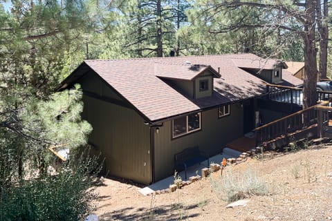 3BR Home w/ Hot Tub, Decks, Game Room House in Big Bear