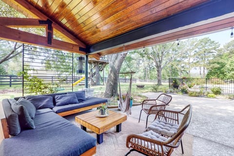 Pool, Hot Tub & Pool Table! Grand Home in Tomball House in Tomball