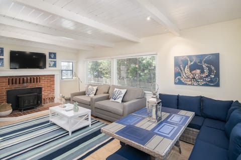 Stroll to Shore: Stinson Beach Gem w/ Hot Tub House in Stinson Beach