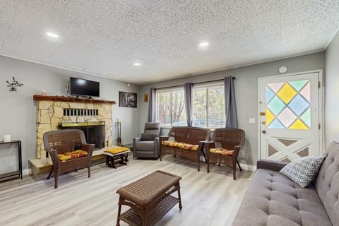 Dog-Friendly Retreat w/ Fireplace - Near Hiking House in Arrowbear Lake