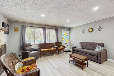 Dog-Friendly Retreat w/ Fireplace - Near Hiking House in Arrowbear Lake