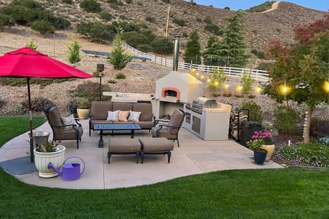 Mountain-View Backyard Oasis! King City Getaway House in Sierra Nevada