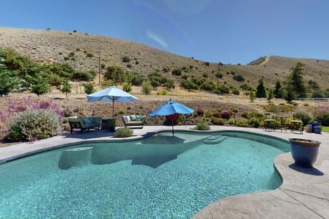 Mountain-View Backyard Oasis! King City Getaway House in Sierra Nevada