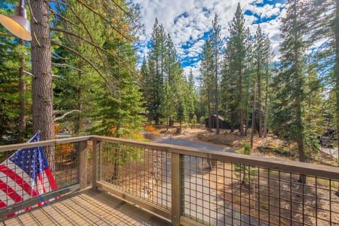 4BR Home w/ 2 Decks, Near Lake & Ski Resorts House in Truckee