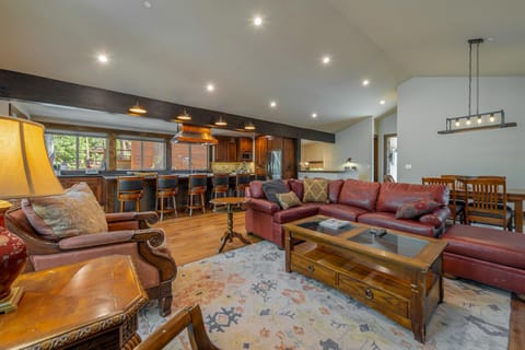 4BR Home w/ 2 Decks, Near Lake & Ski Resorts House in Truckee