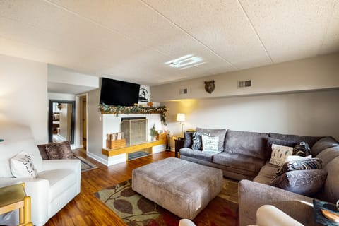 Lakefront Poconos Retreat! Pool & Hot Tub Access Apartment in Big Boulder Lake