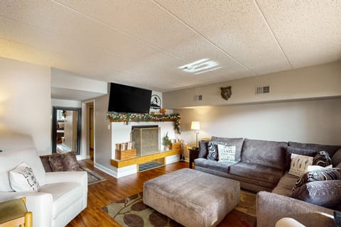 Lakefront Poconos Retreat! Pool & Hot Tub Access Apartment in Big Boulder Lake