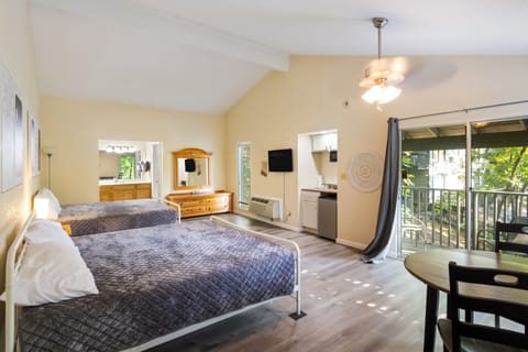 Couple's Lakeside Studio w/ Pool in Osage Beach Apartment in Lake of the Ozarks