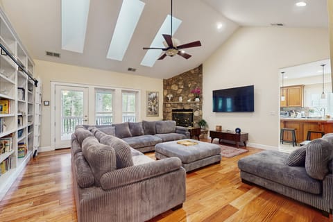 4BR Home w/ Decks & Arcade Games, Near Yosemite House in Groveland