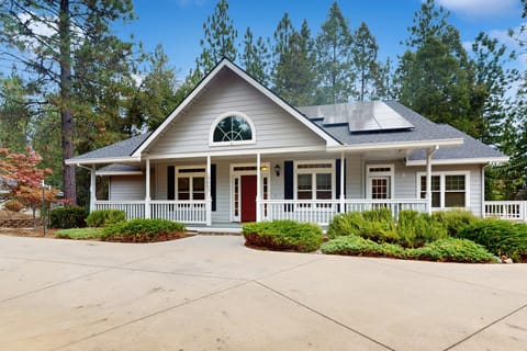 4BR Home w/ Decks & Arcade Games, Near Yosemite House in Groveland