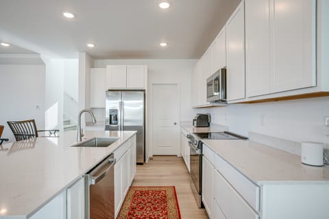 8 Mi to Denver Tech Center: Business-Ready Retreat House in Centennial