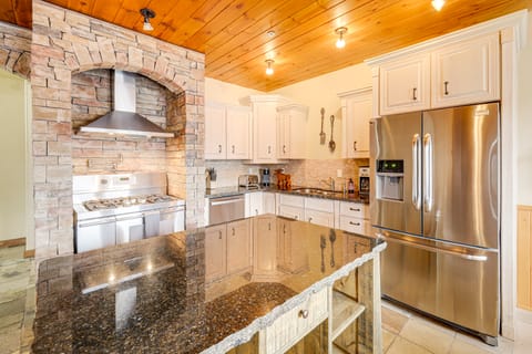 Walkable Condo in Dtwn McCall! Lake View + Balcony Apartment in McCall