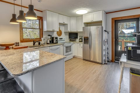 Private Lakefront Home w/ Views & Dock in Hartwell House in Reed Creek