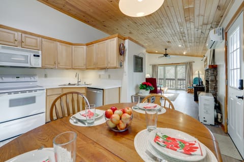 Dog-Friendly Cabin 6 Mi to Cataloochee Skiing! House in Maggie Valley