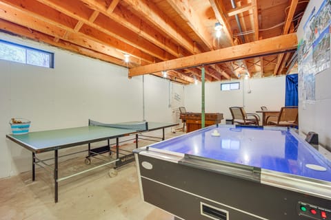 Bromley Mtn Outdoor Hub! Family Gem w/ Game Room House in Peru